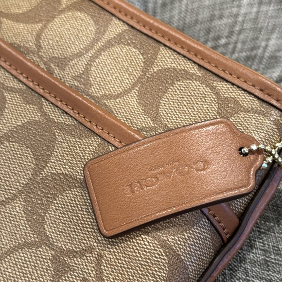 Coach Bag Signature Monogram Crossbody - Picture 16 of 17